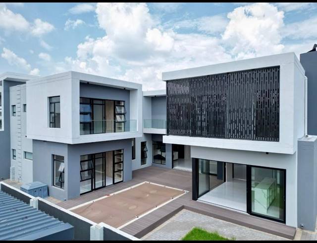 6 BEDROOM HOUSE FOR SALE IN SIX FOUNTAINS RESIDENTIAL ESTATE
